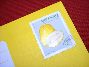 お手紙のたのしみ 黄色いフルーツ切手と黄色い封筒 Fiskmas